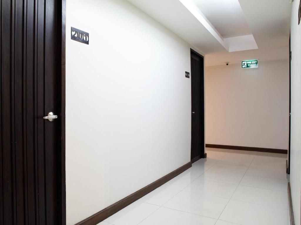 Отель White House Asoke Sukhumvit 18 Бангкок Экстерьер фото
